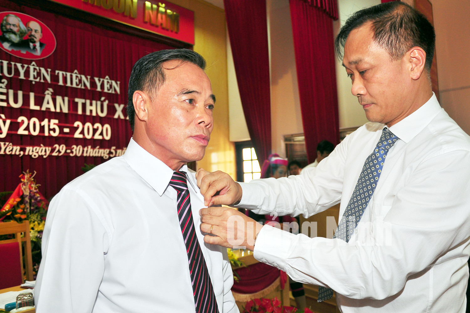 Đồng chí Vũ Hồng Thanh, Phó Bí thư Tỉnh tặng Bằng khen của Tỉnh ủy cho các đảng viên tiểu biểu