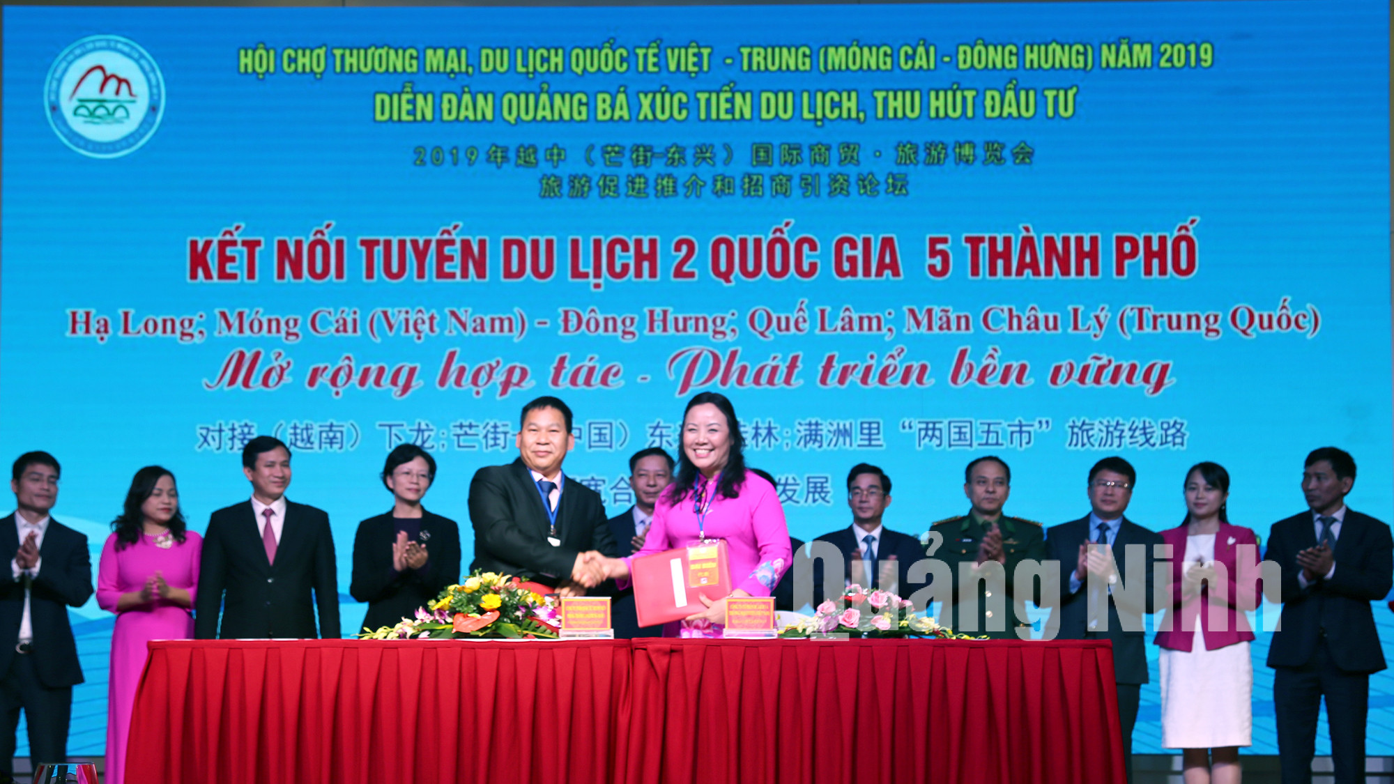 Các doanh nghiệp du lịch 2 địa phương Quảng Ninh (Việt Nam) và Quảng Tây (Trung Quốc) ký kết các hợp đồng trao đổi khách (12-2019). Ảnh: Hữu Việt