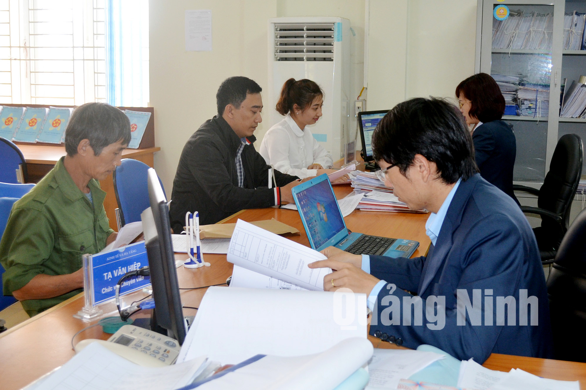 Người dân đến Trung tâm Hành chính công huyện Vân Đồn giải quyết thủ tục hành chính. Ảnh Trang Thu