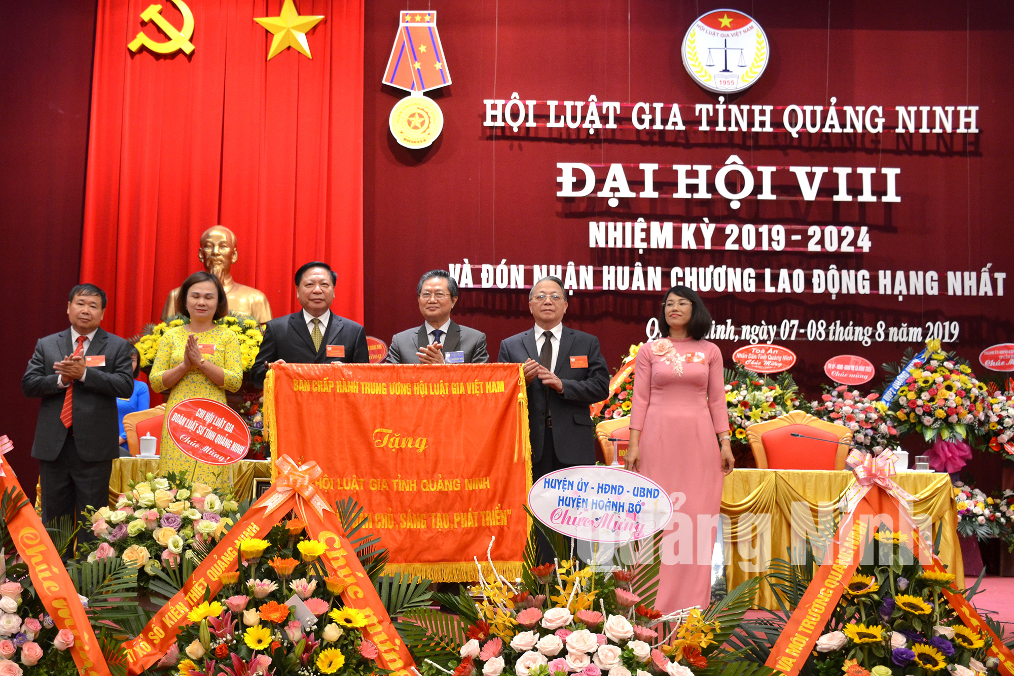 Đồng chí Lê Minh Tâm, Phó Chủ tịch, Tổng thư ký Hội Luật gia Việt Nam trao tặng Hội Luật gia tỉnh Quảng Ninh bức trướng mang dòng chữ 