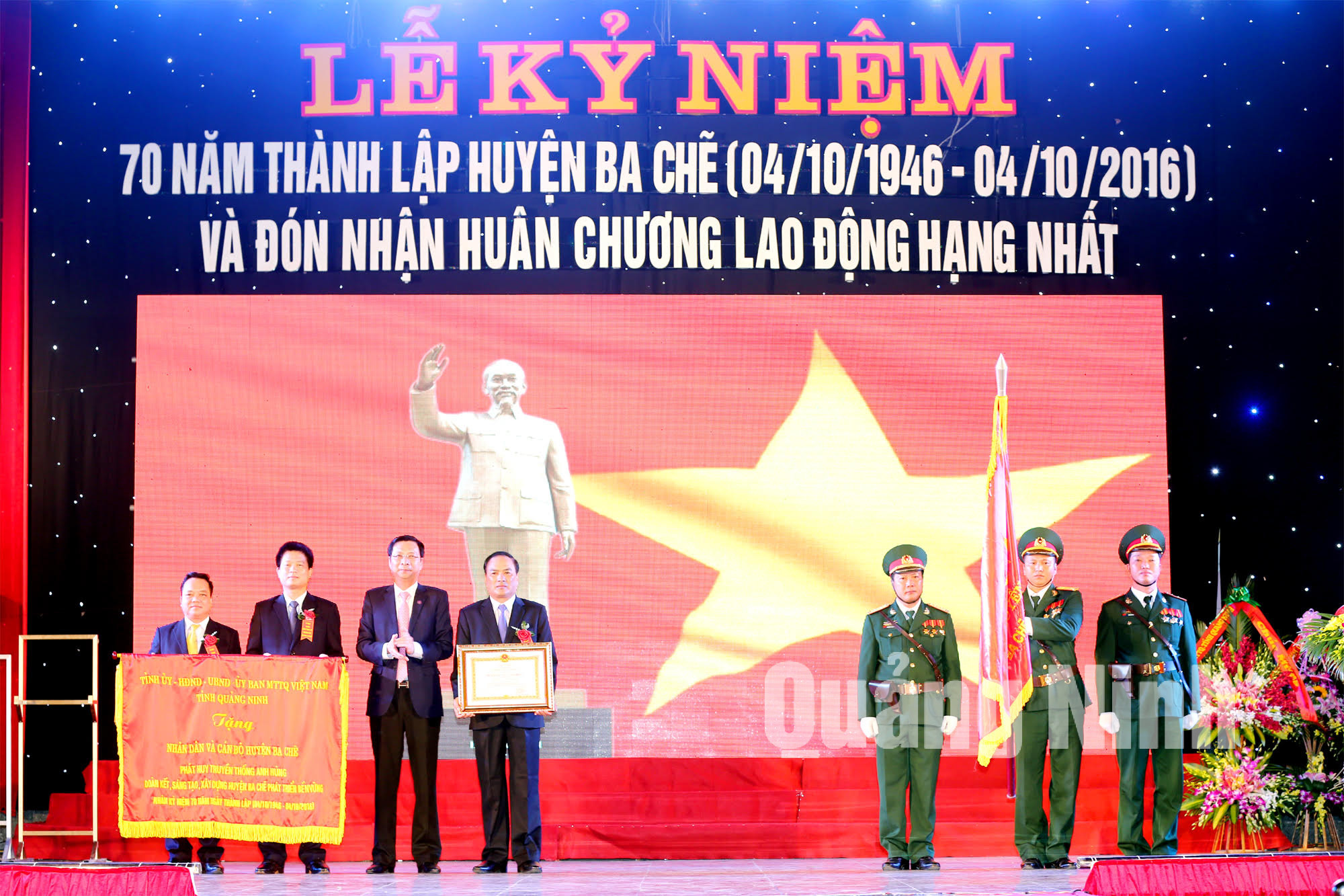 và tặng bức trướng của tỉnh Quảng Ninh cho Đảng bộ, chính quyền và nhân dân các dân tộc Ba Chẽ.