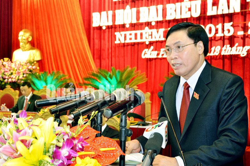 Đồng chí Nguyễn Chí Thăng, Bí thư Thành ủy Cẩm Phả trình bày báo cáo chính trị nhiệm kỳ 2010-2015 và phương hướng nhiệm vụ nhiệm kỳ 2015-2020