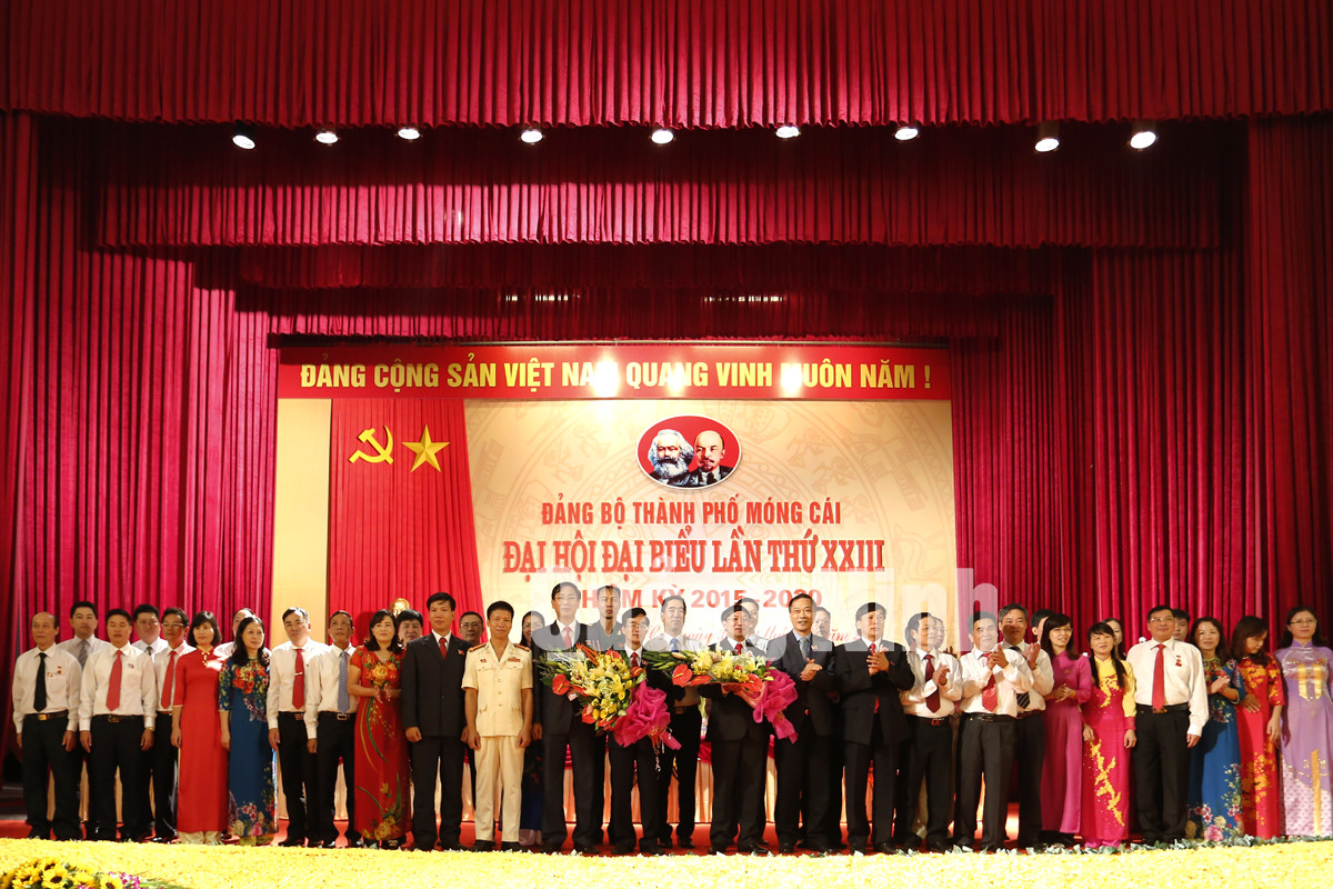 Đồng chí Vũ Hồng Thanh, Phó Bí thư Tỉnh ủy tặng hoa chúc mừng BCH Đảng bộ TP Móng Cái
