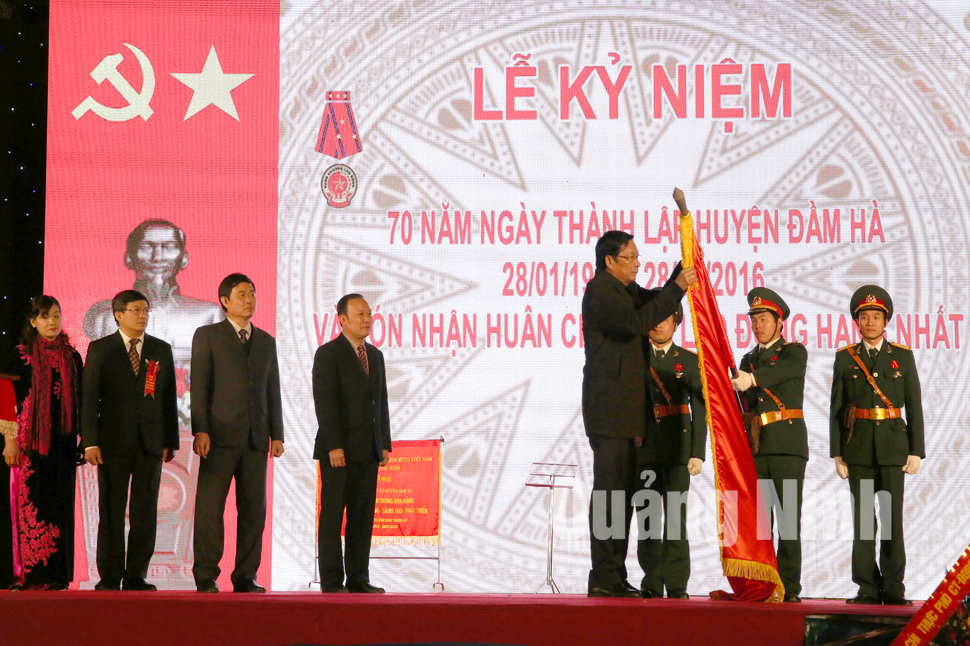 Đồng chí Nguyễn Văn Đọc, Bí thư Tỉnh ủy, Chủ tịch HĐND tỉnh trao Huân chương Lao động hạng Nhất cho huyện Đầm Hà.