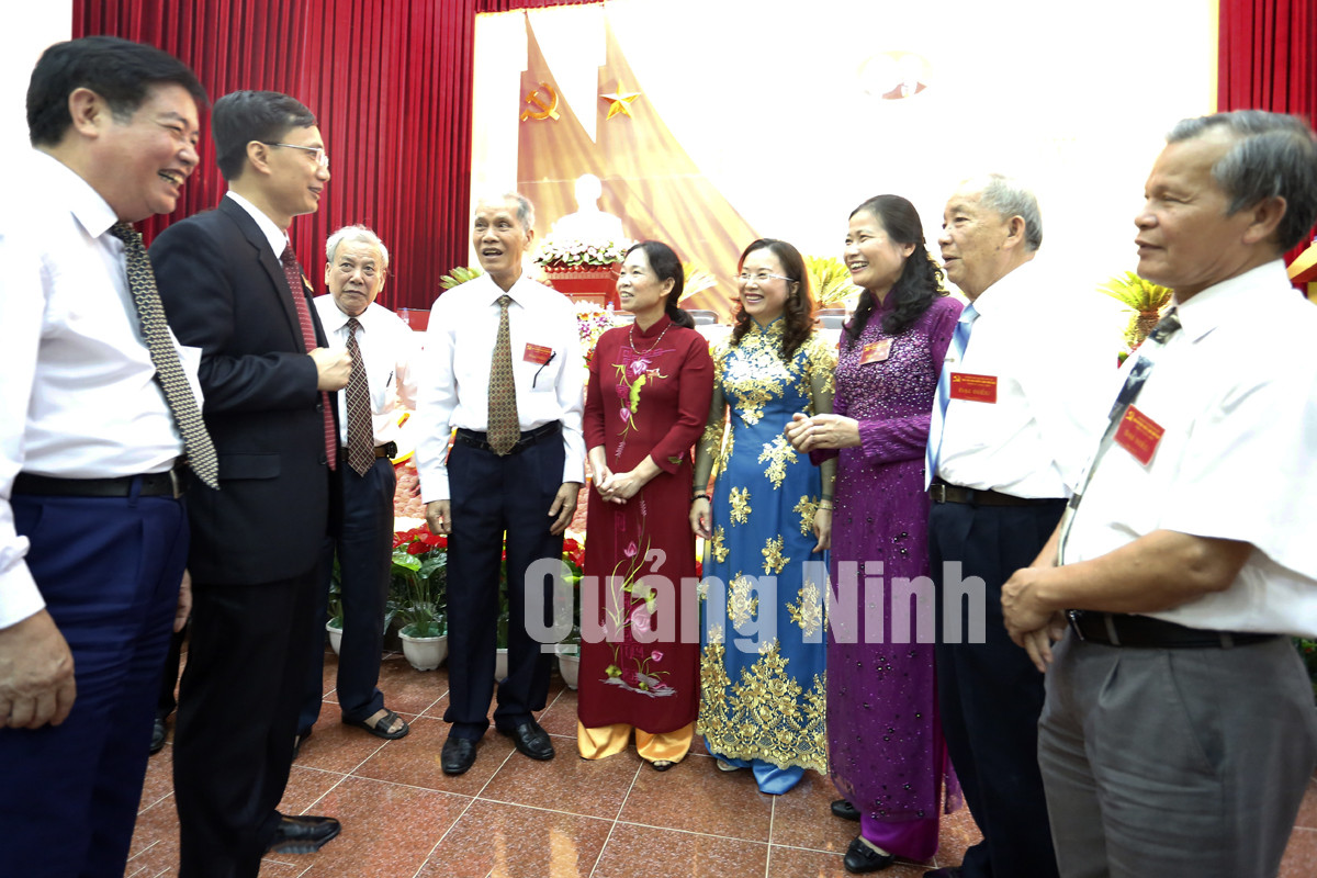 Đồng chí Đỗ Thị Hoàng, Phó Bí thư Thường trực Tỉnh ủy, Trưởng đoàn ĐBQH tỉnh trò chuyện cùng các Đại biểu dự Đại hội