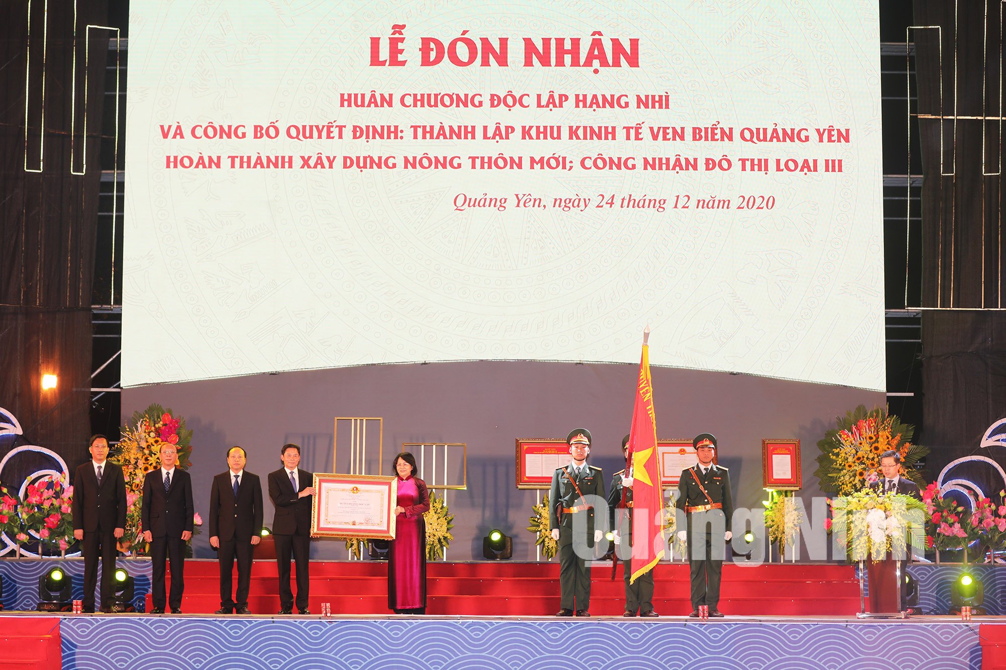 Phó Chủ tịch nước Đặng Thị Ngọc Thịnh trao Huân chương Độc lập hạng Nhì cho Đảng bộ, chính quyền và nhân dân TX Quảng Yên (12-2020). Ảnh: Đỗ Phươn