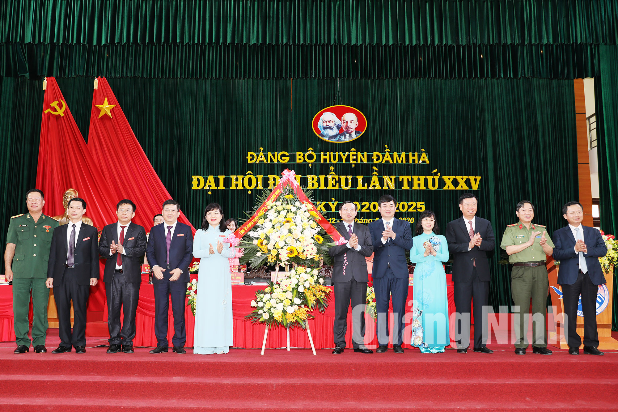 Các đồng chí lãnh đạo tỉnh tặng hoa chúc mừng Đại hội Đảng bộ huyện Đầm Hà (5-2020). Ảnh: Đỗ Phương