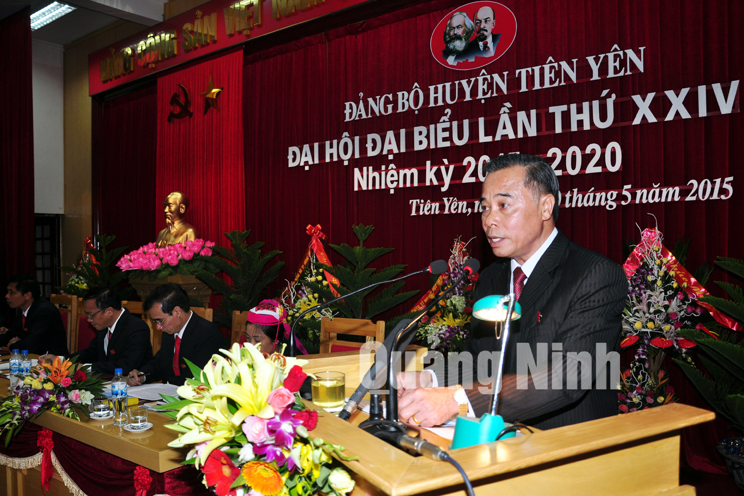 Đồng chí Phạm Văn Ty, Bí thư Huyện ủy khóa XXIII trình bày báo cáo chính trị tại đại hội