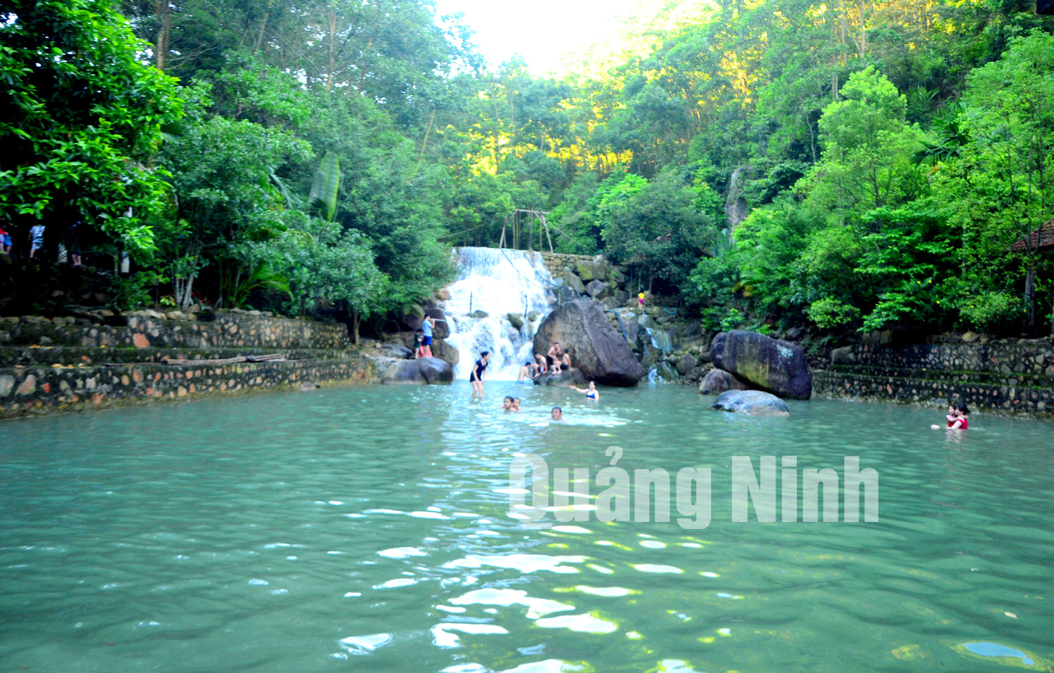 Không gian xanh mát ở hạ nguồn suối Năm điểm xuyết bởi hồ nước rộng, thác nước tung bọt trắng xoá