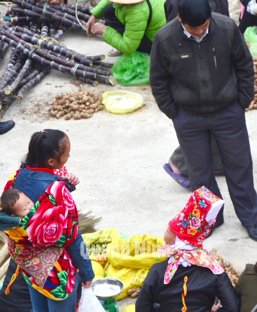 Em bé ngủ ngon trên lưng mẹ giữa phiên chợ náo nhiệt là hình ảnh dễ bắt gặp ở các chợ phiên vùng cao Bình Liêu.