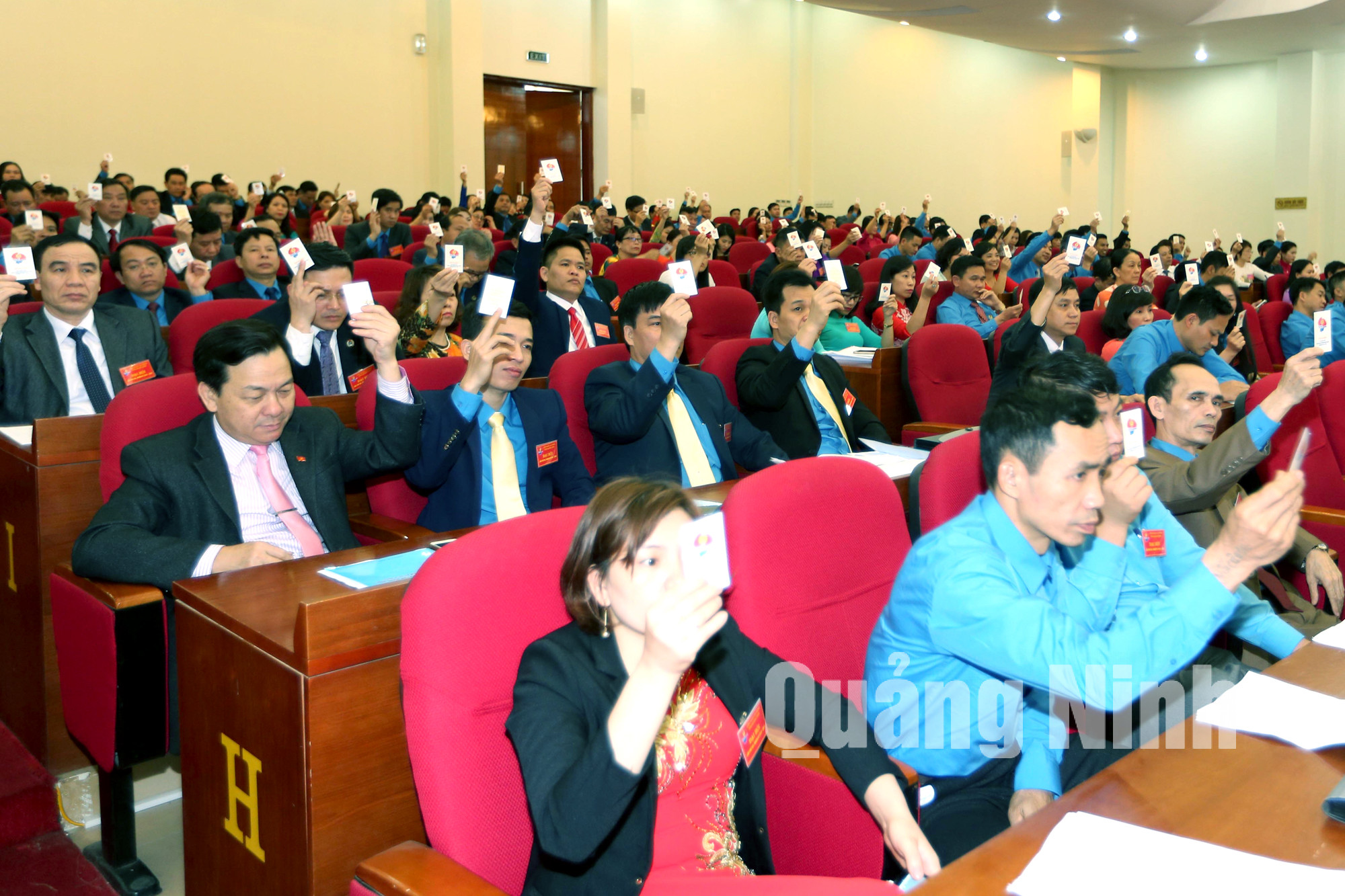 Các đại biểu biểu quyết danh sách đề cử nhân sự tham gia Ban Chấp hành LĐLĐ tỉnh khóa XIII (3-2018). Ảnh: Khánh Giang
