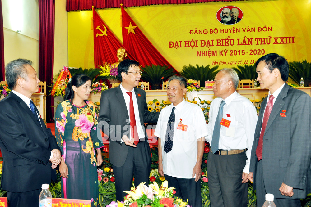 Đồng chí Nguyễn Văn Đọc, Bí thư Tỉnh ủy, Chủ tịch HĐND tỉnh trò chuyện với các đại biểu dự đại hội