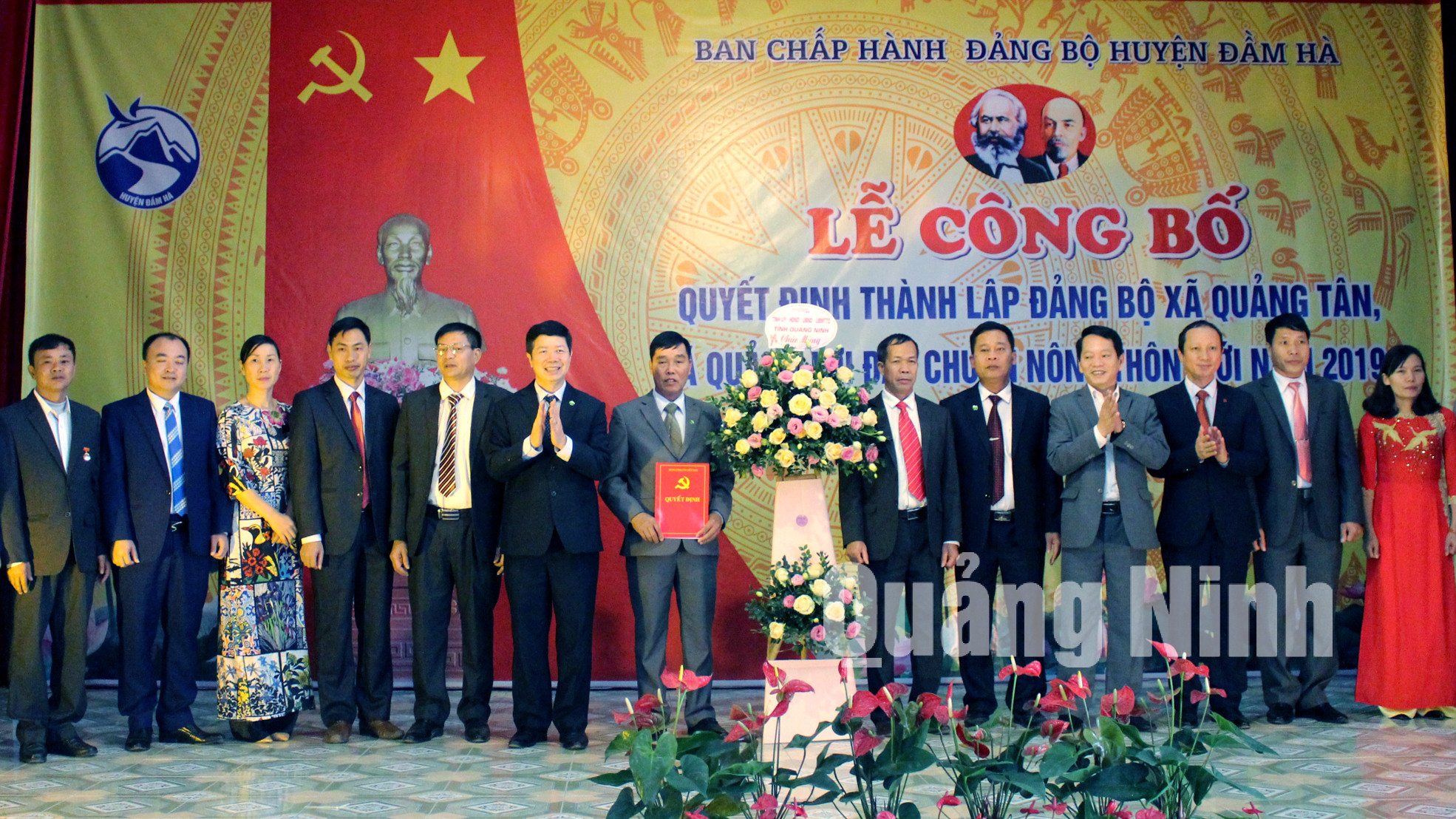 Tỉnh ủy, HĐND, UBND, UB MTTQ tỉnh gửi lẵng hoa chúc mừng cán bộ và nhân dân xã Quảng Tân mới (2-2020). Ảnh Hữu Việt