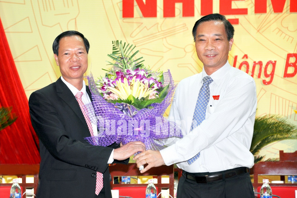 Đồng chí Vũ Hồng Thanh, Phó Bí thư Tỉnh ủy tặng hoa chúc mừng đồng chí Nguyễn Ngọc Thu