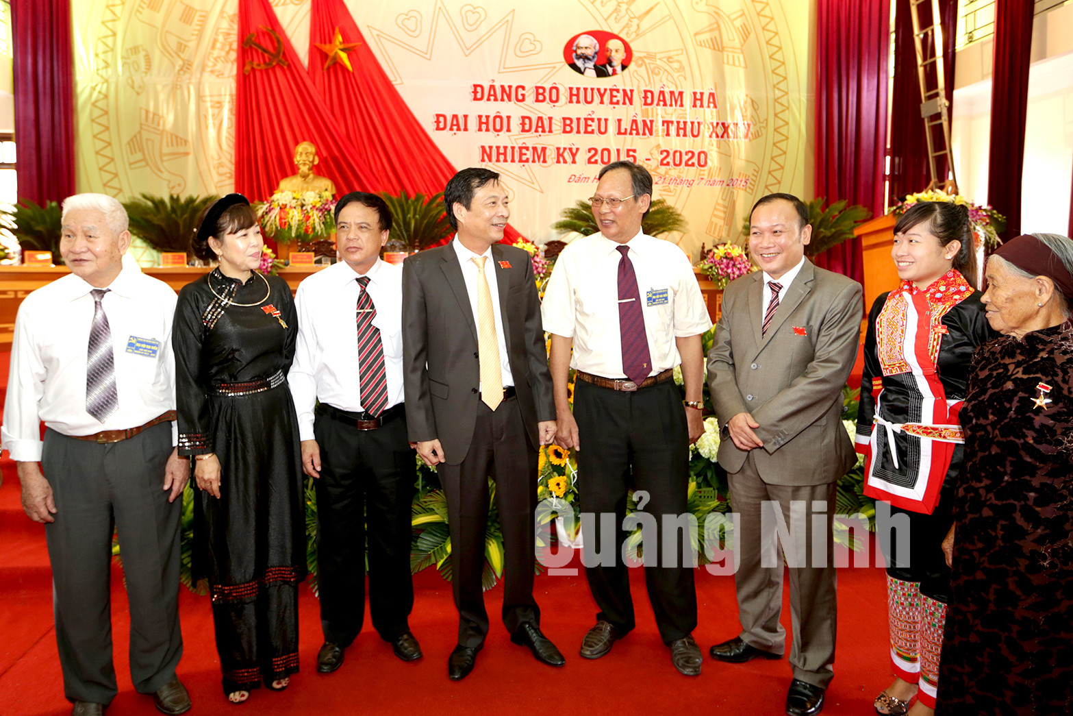 Đồng chí Nguyễn Văn Đọc, Bí thư Tỉnh ủy trò chuyện với các đại biểu dự Đại hội.