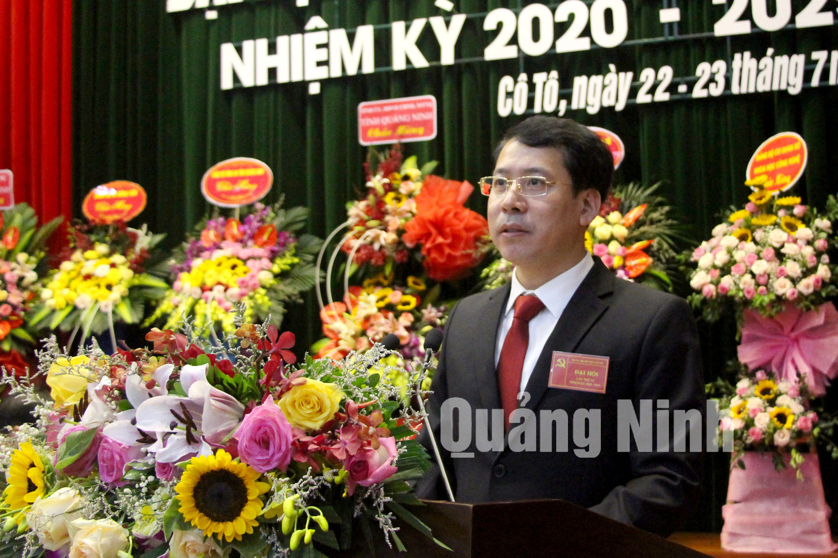 Đồng chí Trần Như Long, Bí thư Huyện ủy, Chủ tịch UBND huyện Cô Tô trình bày báo cáo chính trị tại đại hội (7-2020). Ảnh: Thu Chung