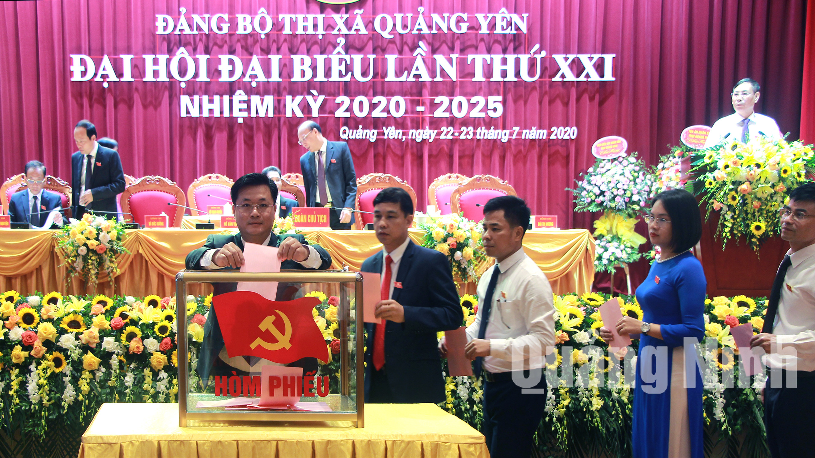 Đại hội bỏ phiếu bầu Ban Chấp hành Đảng bộ TX Quảng Yên khóa XXI (7-2020). Ảnh: Bùi Niên