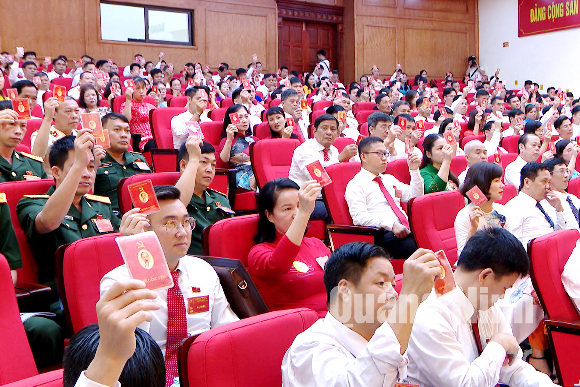 Các đại biểu biểu quyết thông qua Nghị quyết Đại hội (5-2020). Ảnh: Thu Chung