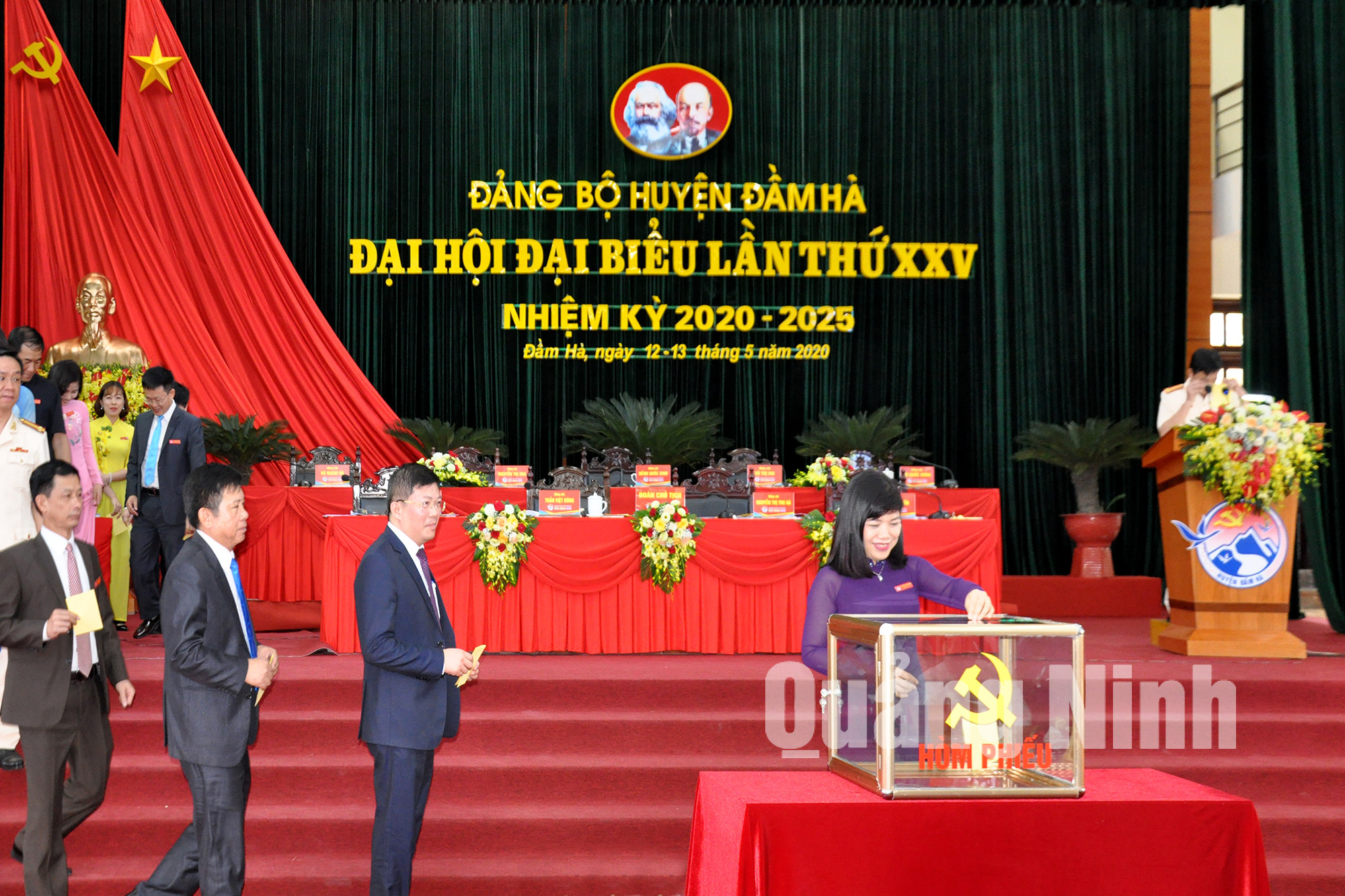 Các đại biểu bỏ phiếu bầu BCH Đảng bộ huyện Đầm Hà Khóa XXV, nhiệm kỳ 2020-2025 (5-2020). Ảnh: Hữu Việt