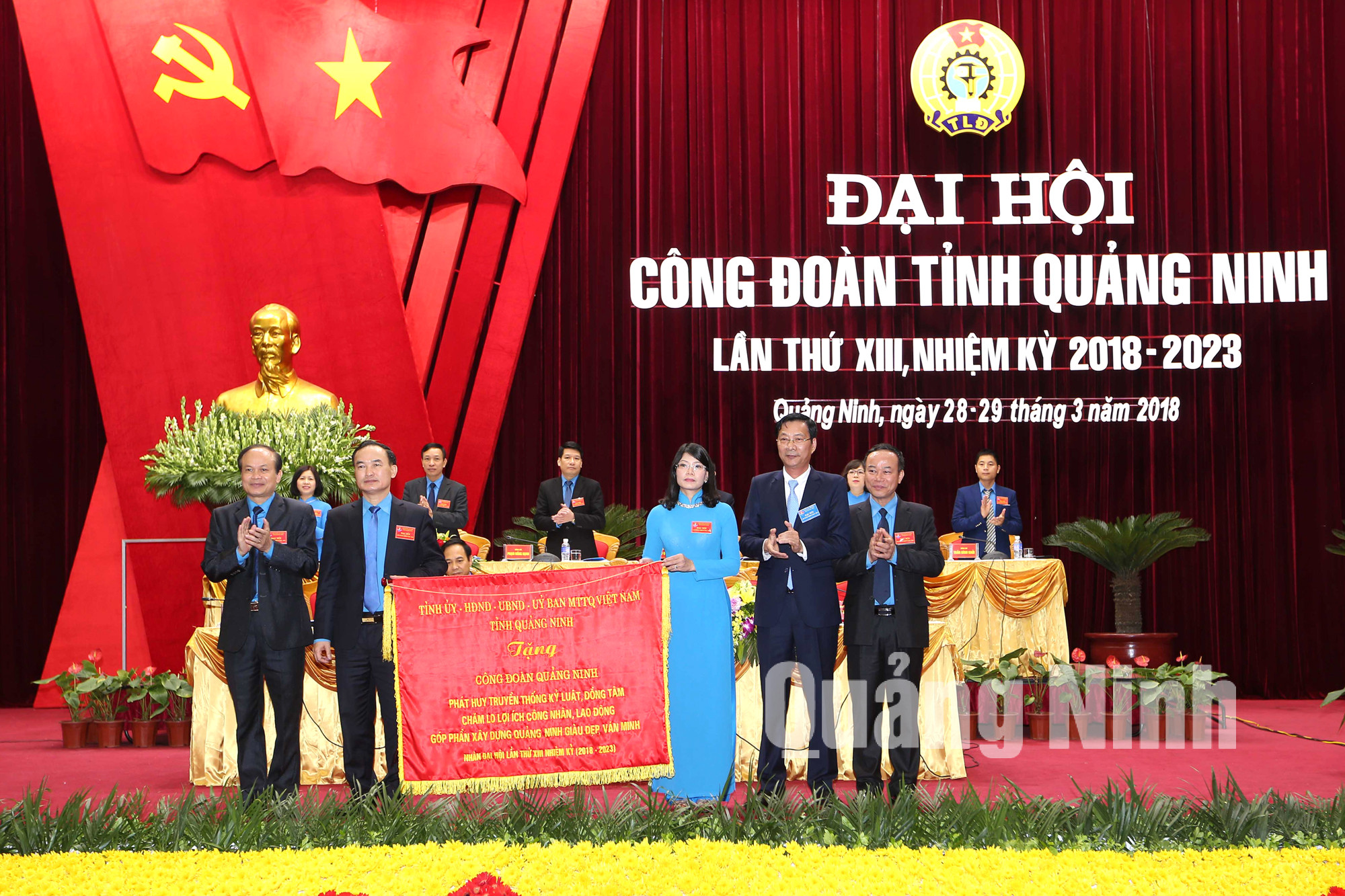 Tỉnh ủy - HĐND - UBND - Ủy ban MTTQ tỉnh tặng Công đoàn Quảng Ninh bức trướng mang dòng chữ: 