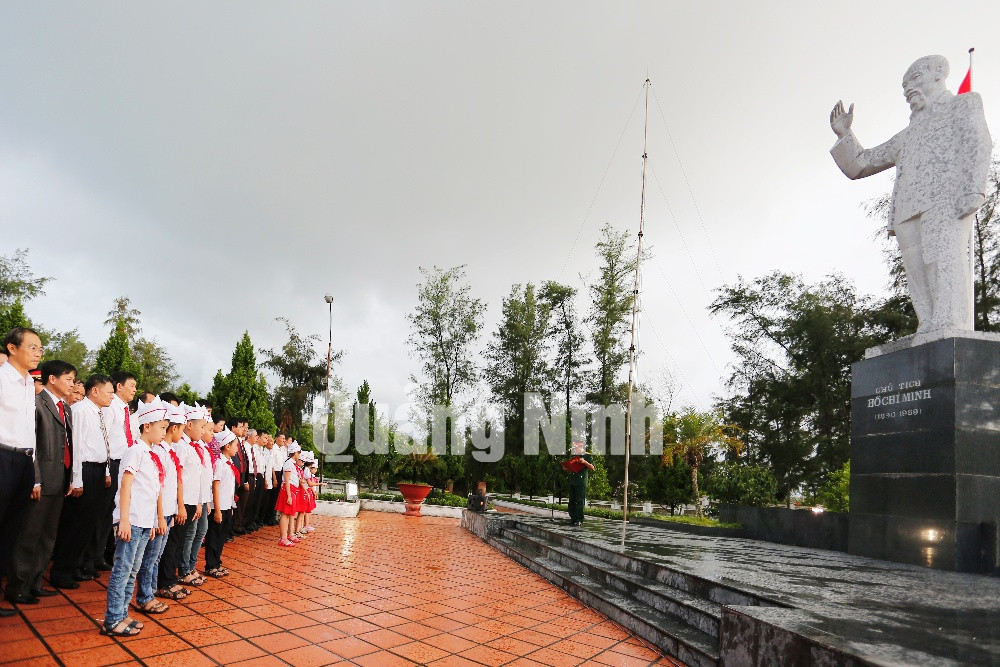 Các đại biểu dâng hương tại Tượng đài và đền thờ Chủ tịch Hồ Chí Minh trên đảo
