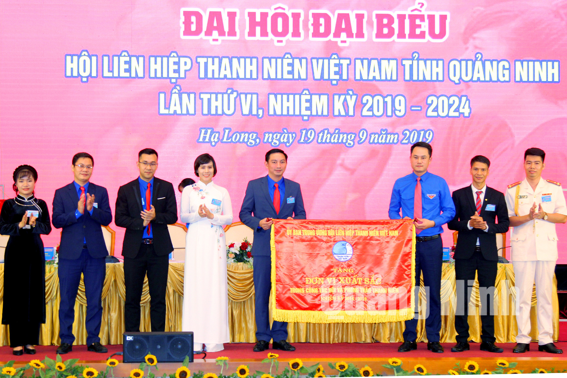 Anh Nguyễn Kim Quy, Phó Chủ tịch Trung ương Hội LHTN Việt Nam tặng cờ thi đua 5 năm liền xuất sắc cho Hội LHTN Việt Nam tỉnh Quảng Ninh (9-2019). Ảnh: Tạ Quân