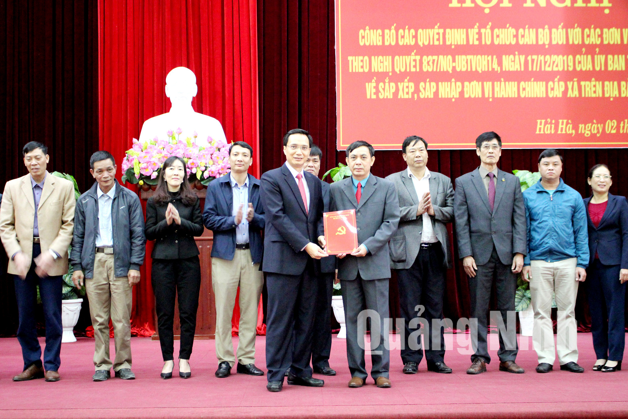 Đảng bộ huyện Hải Hà công bố thành lập Đảng bộ thị trấn Quảng Hà mới sau sáp nhập (1-2020). Ảnh: Thu Chung