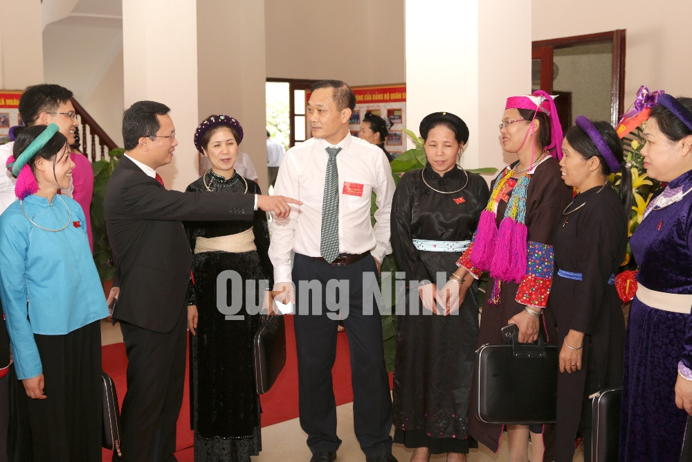Đồng chí Vũ Hồng Thanh, Phó Bí thư Tỉnh ủy trò chuyện với các đại biểu