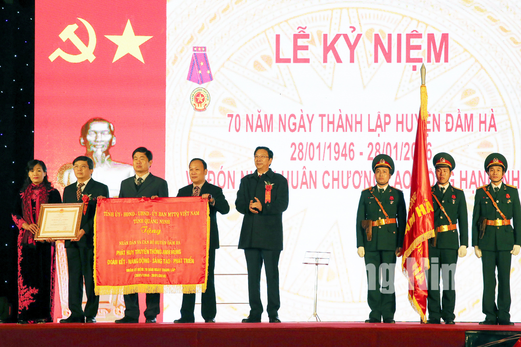 Đồng chí Nguyễn Văn Đọc, Bí thư Tỉnh ủy, Chủ tịch HĐND tỉnh trao Huân chương Lao động hạng Nhất cho huyện Đầm Hà