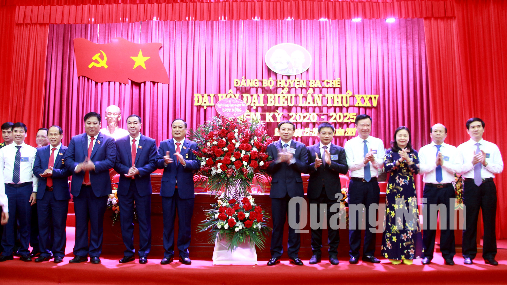 Các đồng chí lãnh đạo tỉnh tặng hoa chúc mừng Đại hội Đại biểu Đảng bộ huyện Ba Chẽ lần thứ XXV, nhiệm kỳ 2020-2025 (6-2020). Ảnh: Mạnh Trường