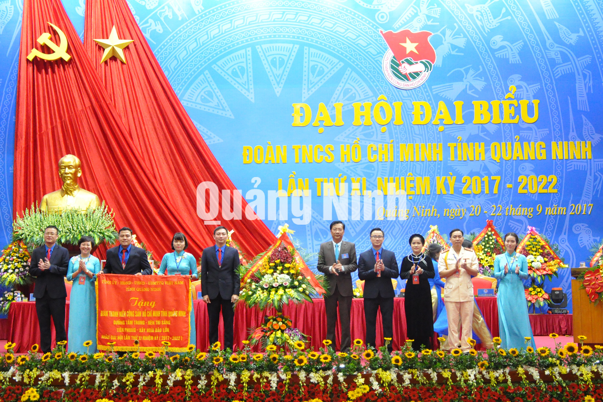 Đồng chí Nguyễn Văn Đọc, Bí thư Tỉnh ủy, Chủ tịch HĐND tỉnh, tặng Đại hội bức trướng của Tỉnh ủy-HĐND-UBND-Ủy ban MTTQ tỉnh mang dòng chữ “Dưỡng tâm trong - Rèn trí sáng - Tiên phong - Xây hoài bão lớn”.