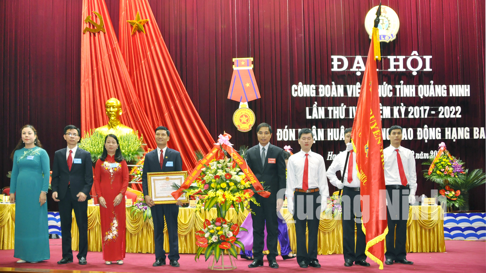 Đồng chí Vũ Văn Diện, Phó Chủ tịch UBND tỉnh, trao Huân chương Lao động hạng Ba cho Công đoàn Viên chức tỉnh.