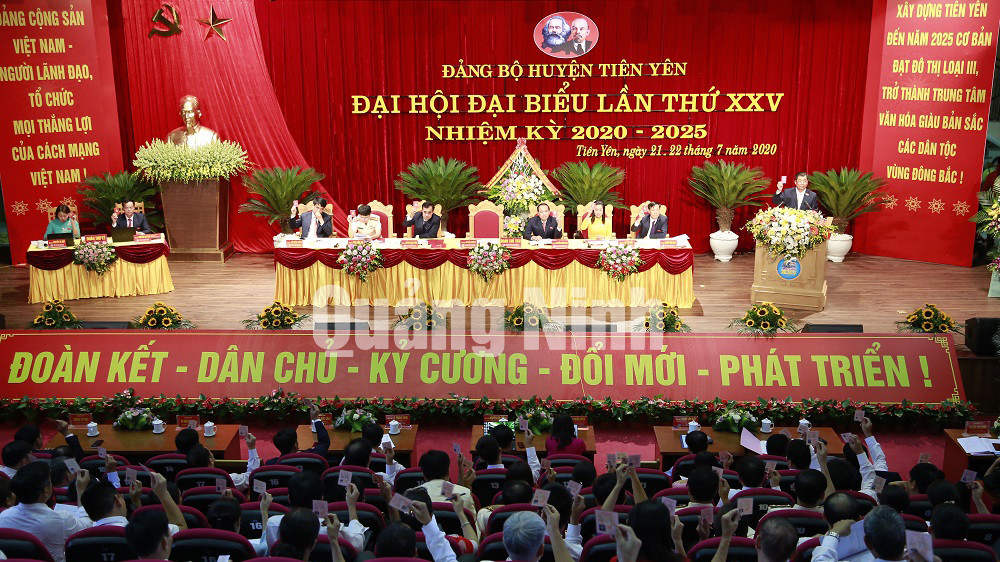 Đại biểu tham gia biểu quyết tại Đại hội (7-2020). Ảnh: Nguyễn Thanh