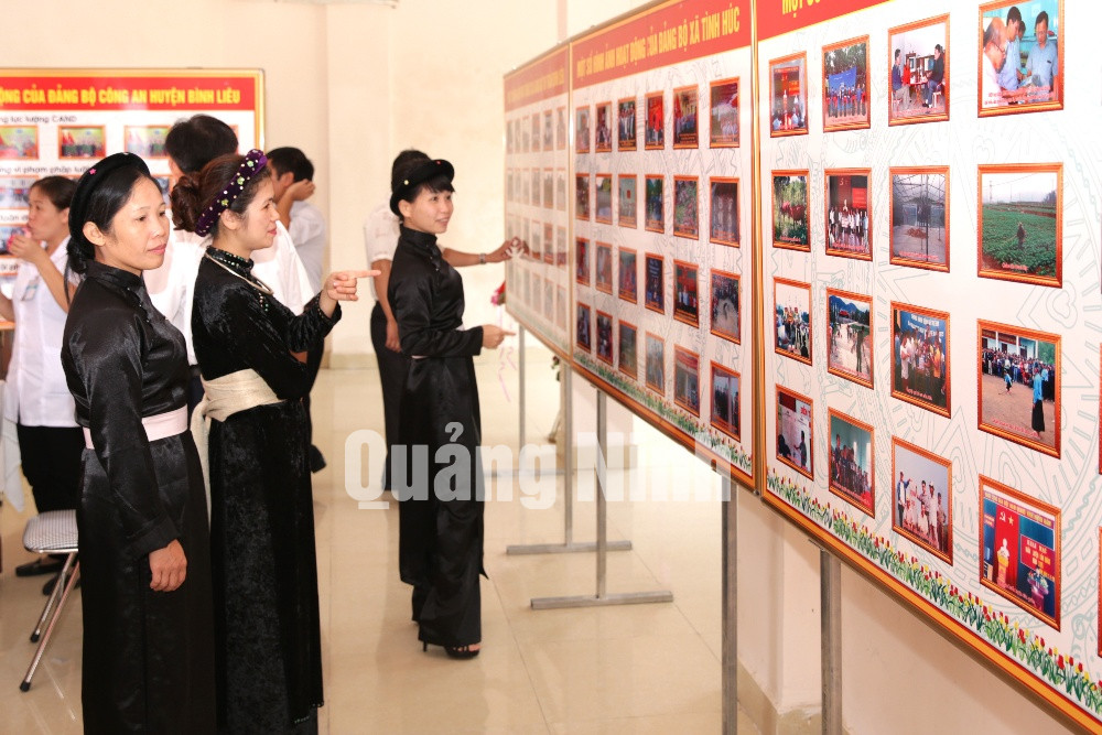 Các đại biểu tham quan khu trưng bày ảnh về thành tựu trong nhiệm kỳ 2010-2015 của Đảng bộ huyện
