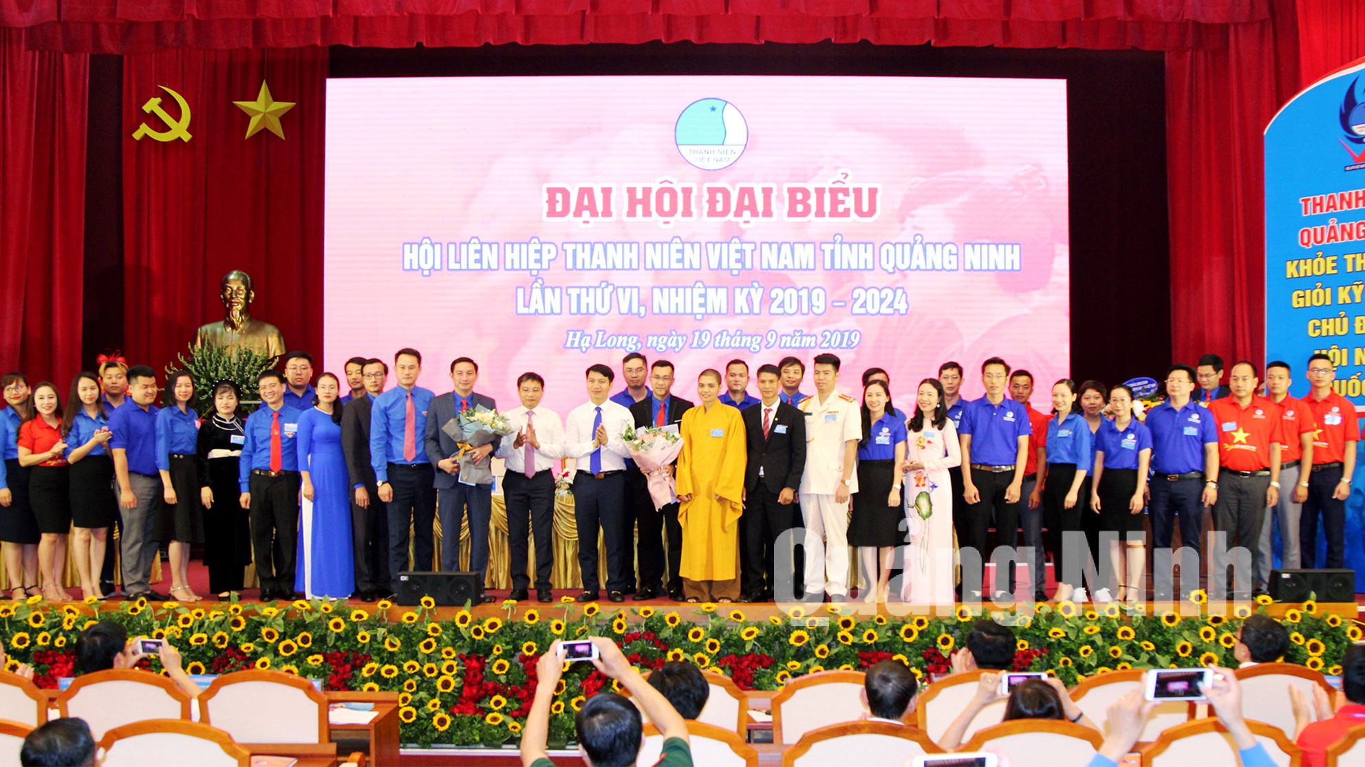 Các thành viên Ủy ban Hội LHTN Việt Nam tỉnh Quảng Ninh khóa VI chụp ảnh lưu niệm cùng lãnh đạo và các vị đại biểu (9-2019). Ảnh: Tạ Quân
