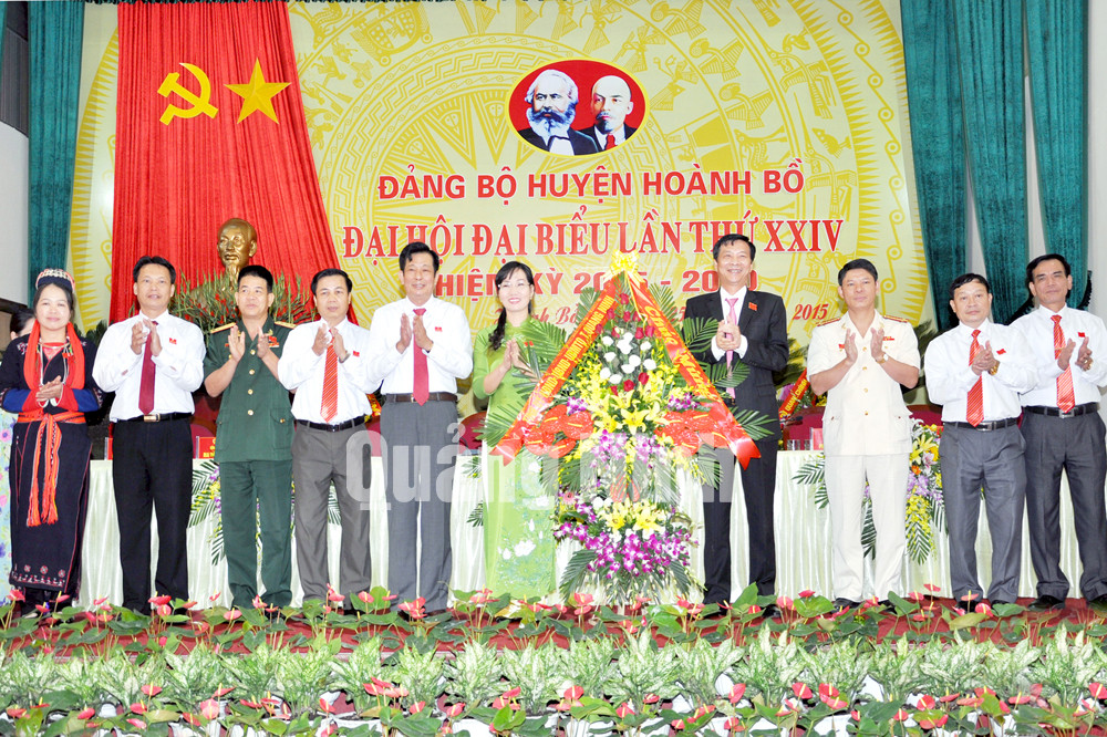Đồng chí Nguyễn Văn Đọc, Bí thư Tỉnh ủy, Chủ tịch HĐND tỉnh tặng hoa chúc mừng Đại hội