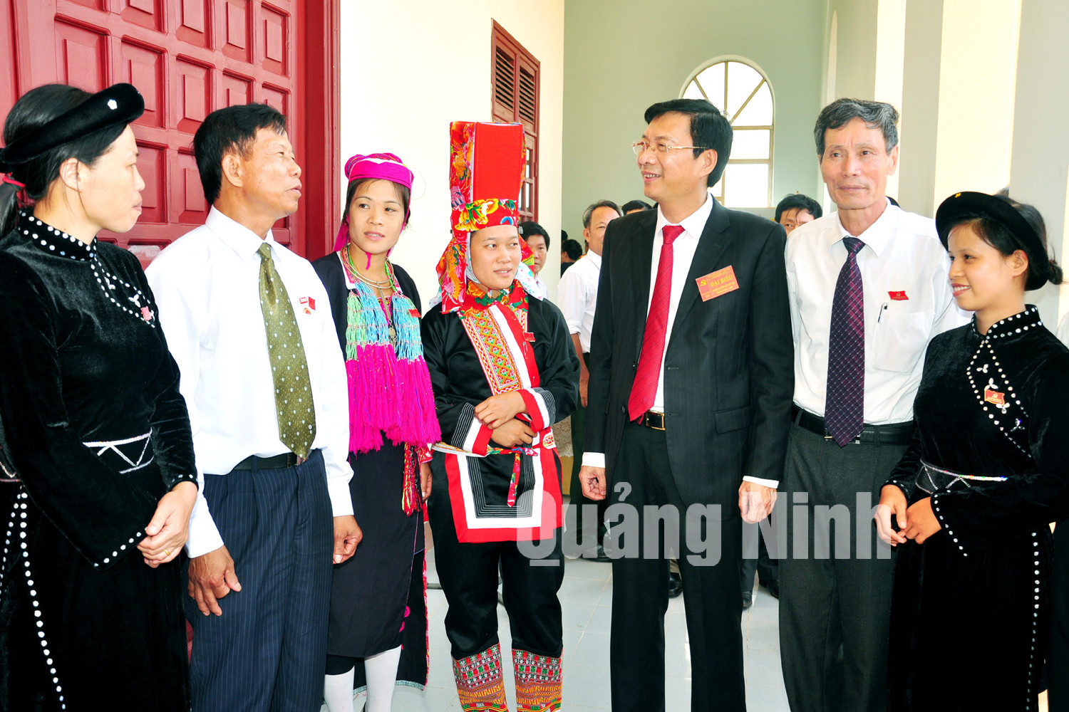 Đồng chí Nguyễn Văn Đọc, Bí thư Tỉnh ủy, Chủ tịch HĐND tỉnh trò chuyện với các đại biểu dự đại hội