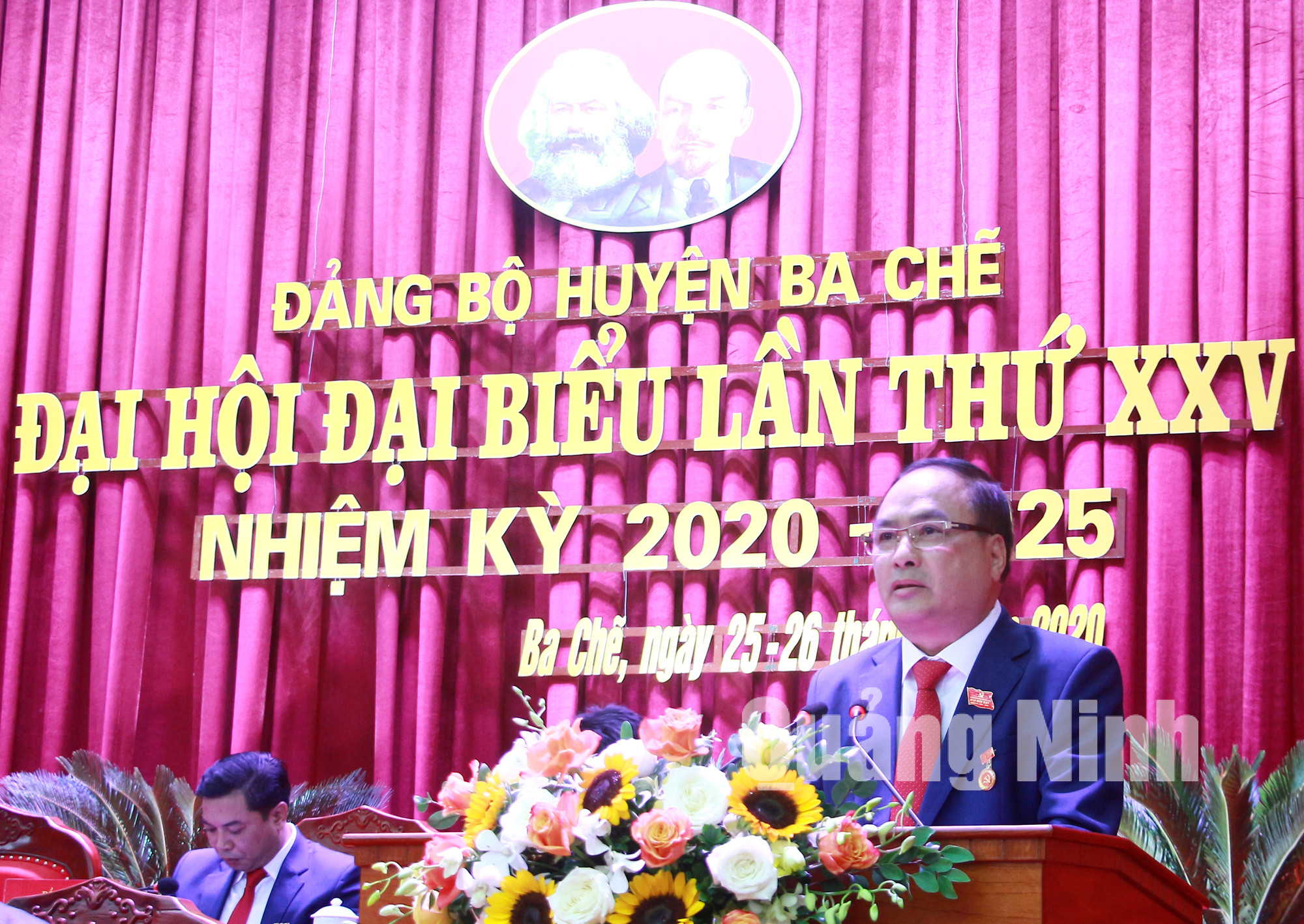 Đồng chí Lê Minh Hải, Bí thư Huyện ủy, Chủ tịch HĐND huyện Ba Chẽ, trình bày báo cáo chính trị tại Đại hội (6-2020). Ảnh: Mạnh Trường