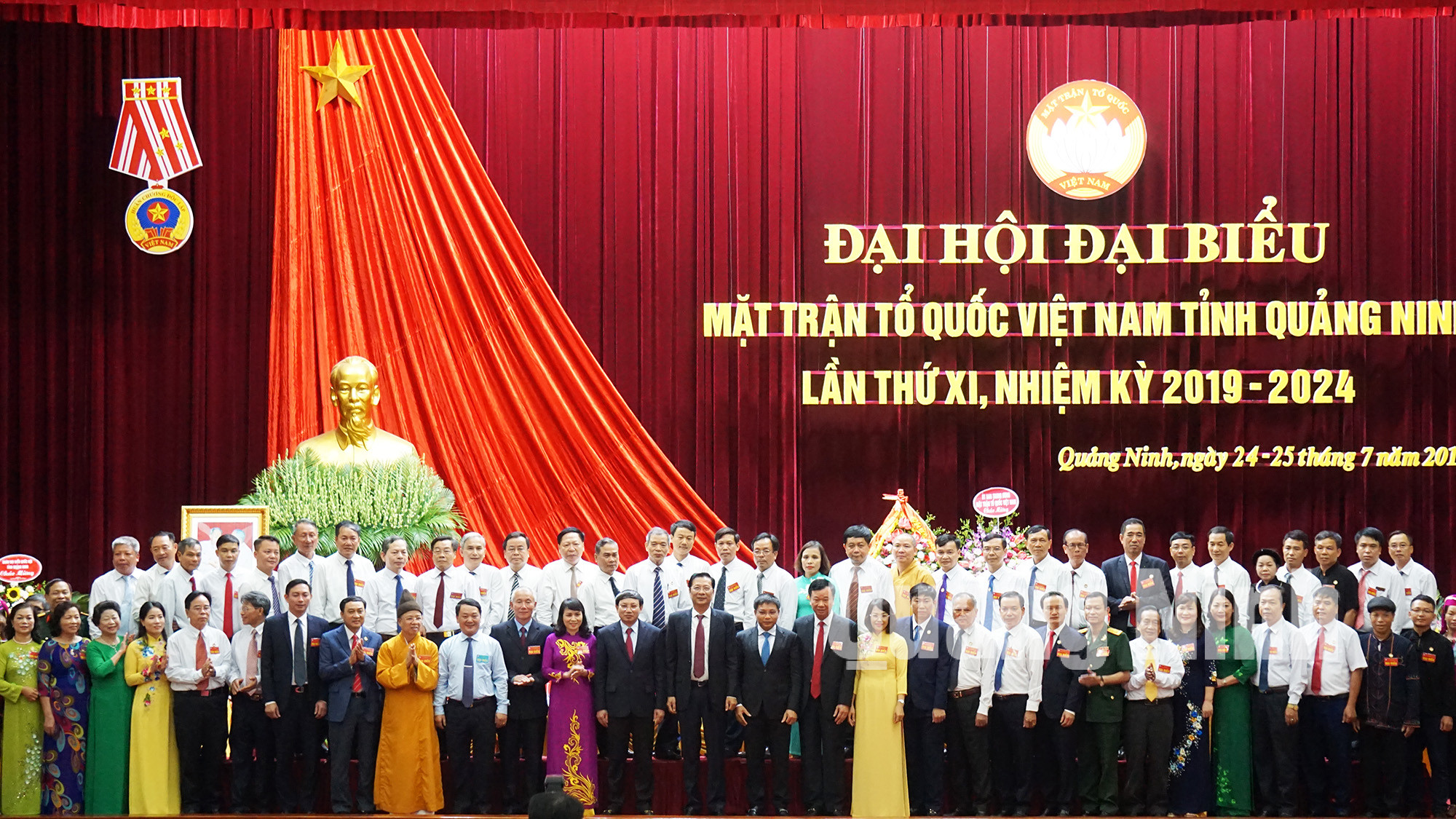 Các đồng chí lãnh đạo Trung ương, tỉnh chụp ảnh lưu niệm cùng 83 đại biểu là thành viên Ủy ban MTTQ tỉnh khóa XI.