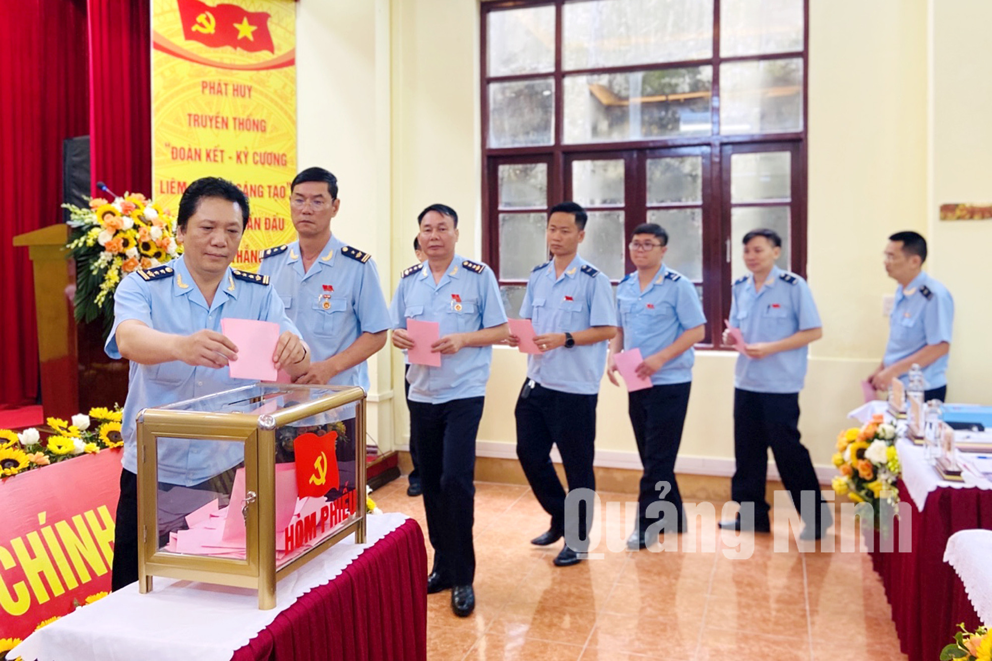 Đại hội tiến hành bầu Bí thư Đảng ủy Cục Hải quan Quảng Ninh khóa XIII trực tiếp tại đại hội (6-2020). Ảnh: Thu Chung