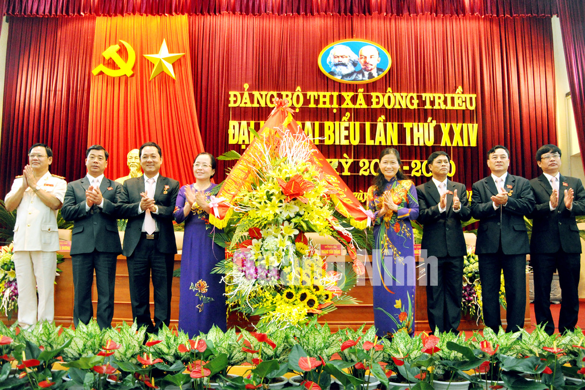 Đồng chí Đỗ Thị Hoàng, Phó Bí thư Thường trực Tỉnh uỷ, Trưởng đoàn ĐBQH tỉnh tặng hoa chúc mừng Đại hội