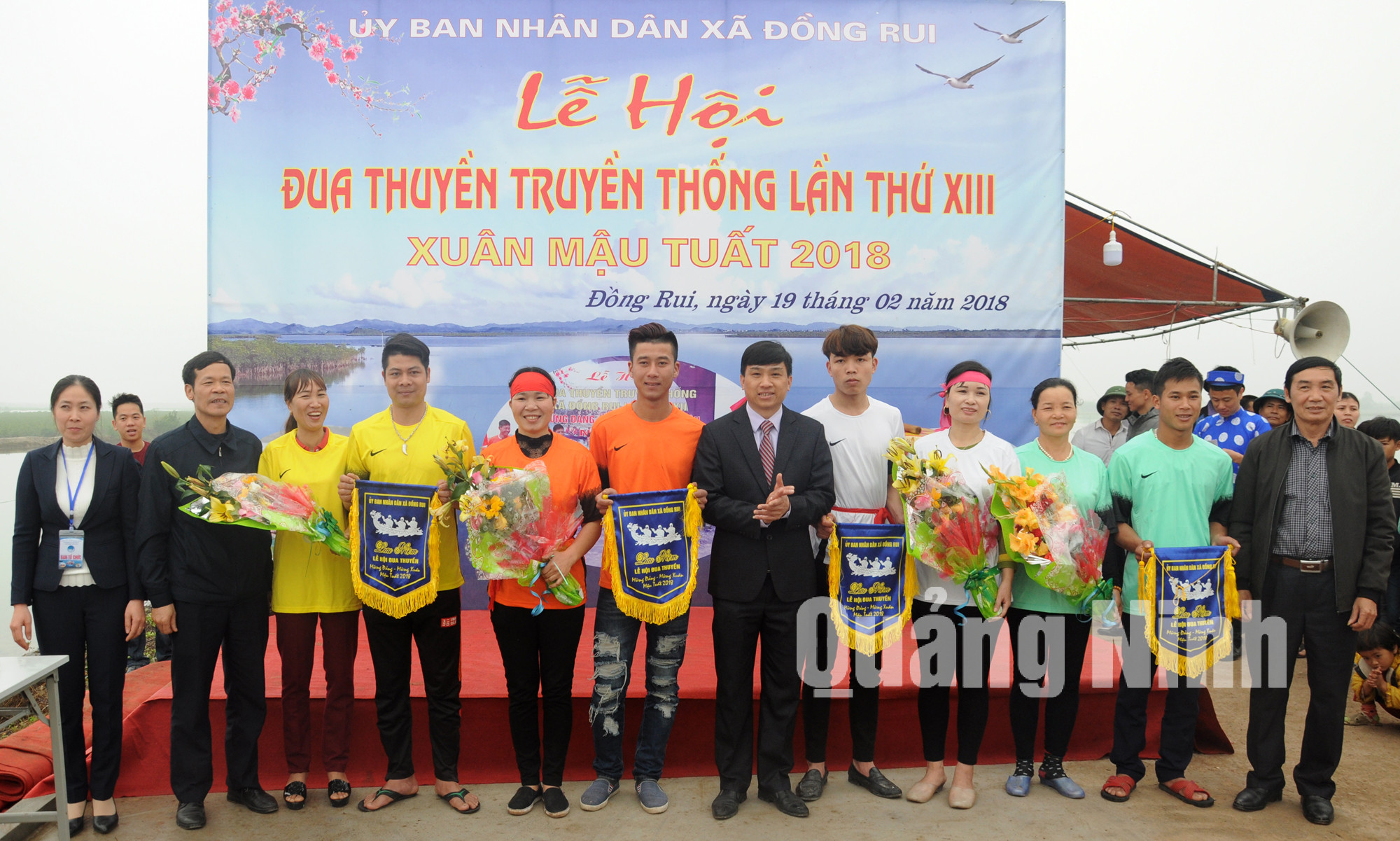 Ban Tổ chức trao giải cho các đội đoạt giải nam và nữ (2-2018). Ảnh: Nguyễn Duy