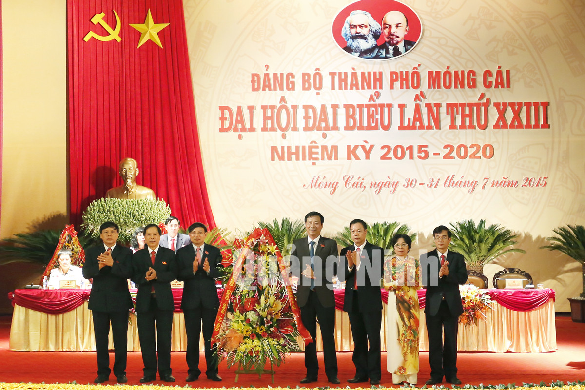 Đồng chí Nguyễn Văn Đọc, Bí thư Tỉnh ủy, Chủ tịch HĐND tỉnh tặng hoa chúc mừng Đại hội