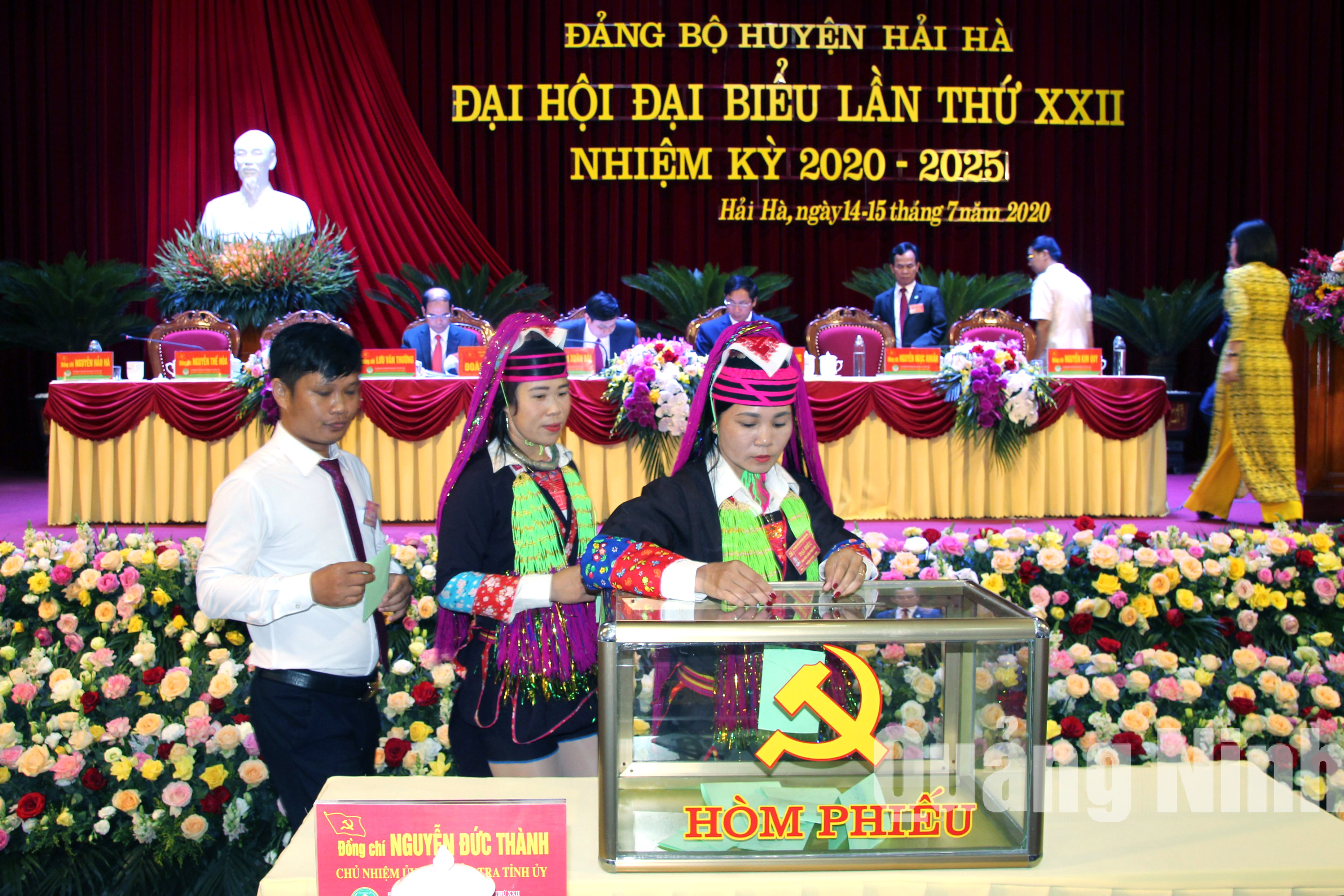 Các đại biểu bỏ phiếu bầu trực tiếp Bí thư Huyện ủy tại Đại hội (7-2020). Ảnh: Thu Chung
