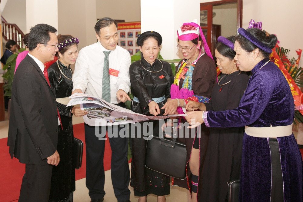 Đồng chí Vũ Hồng Thanh, Phó Bí thư Tỉnh ủy và các đại biểu xem các tin, bài về Đại hội trên Báo Quảng Ninh