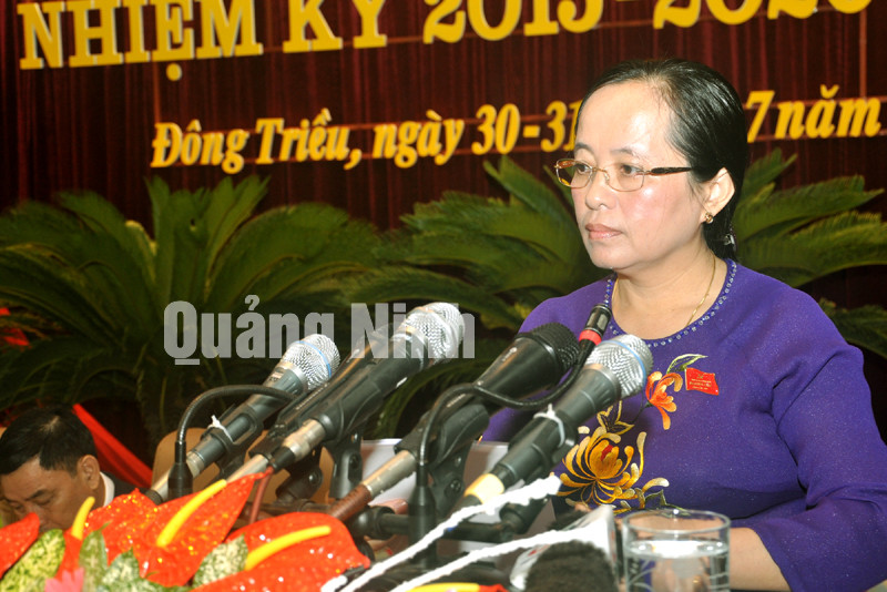 Đồng chí Nguyễn Thị Huân, Bí thư Thị uỷ Đông Triều trình bày báo cáo chính trị Đại hội