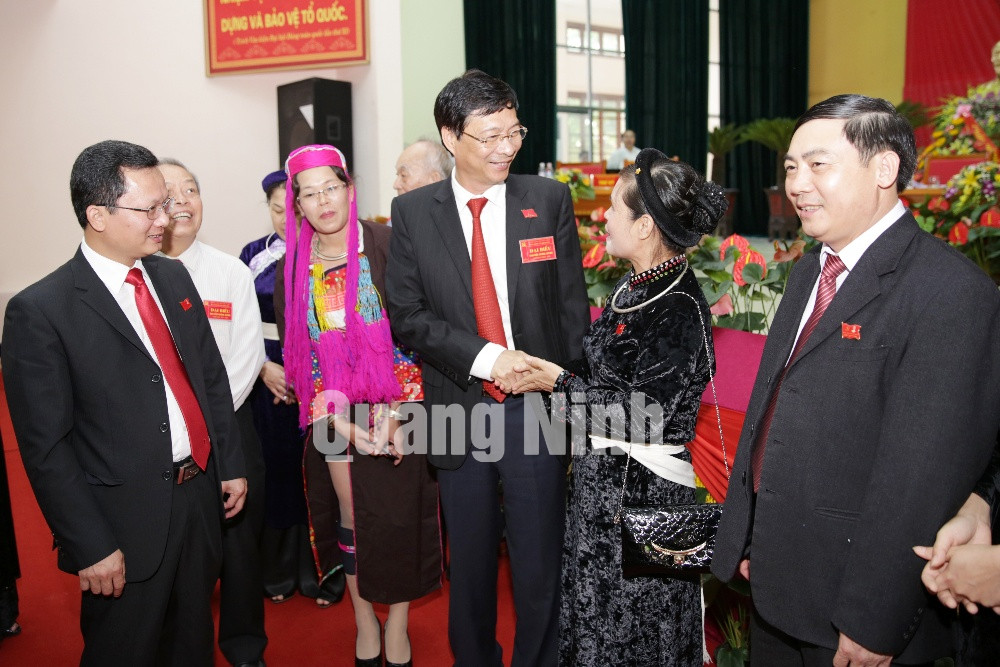 Đồng chí Nguyễn Văn Đọc, Bí thư Tỉnh ủy, Chủ tịch HĐND tỉnh trò chuyện với các đại biểu dự Đại hội