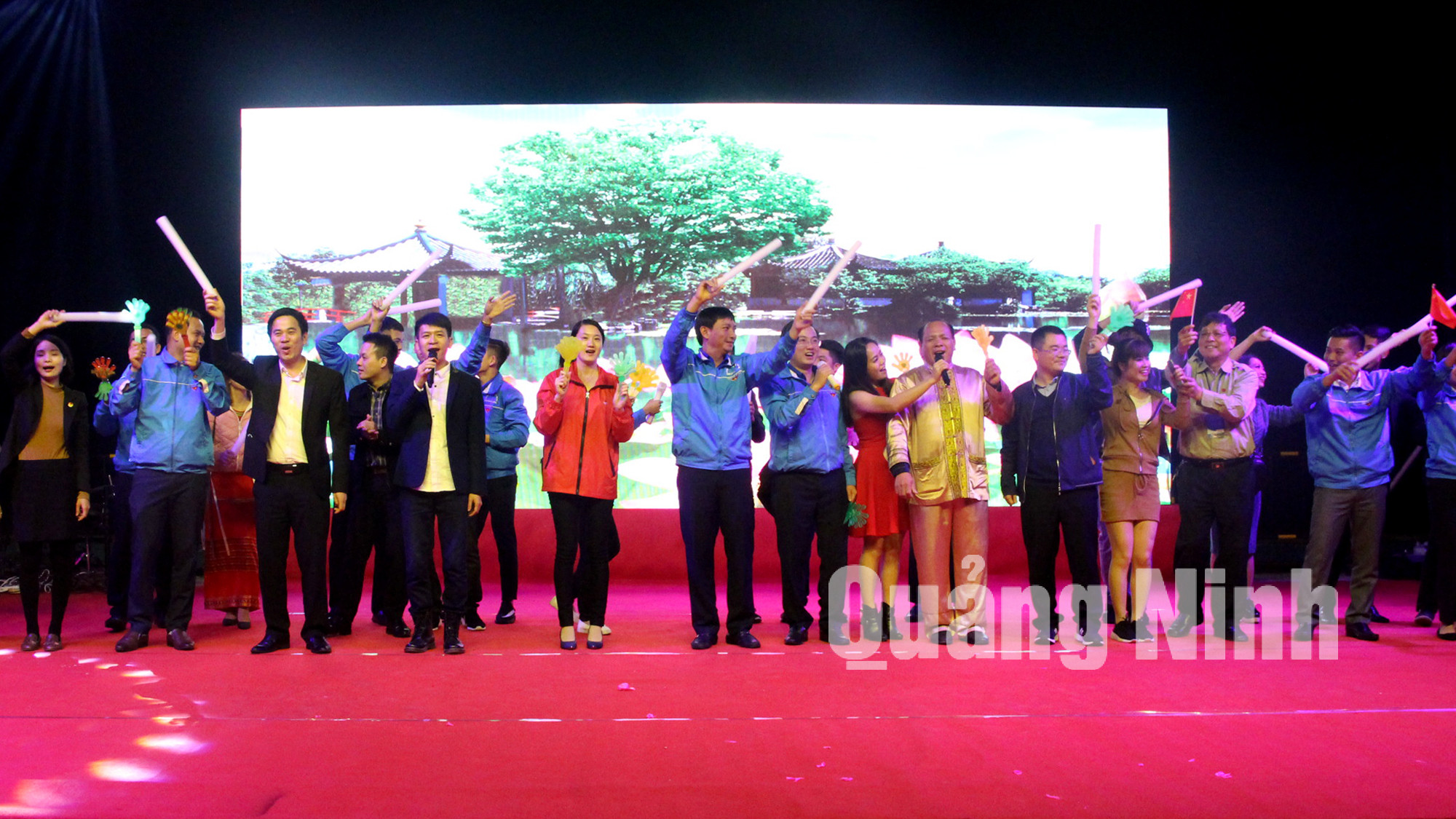 Đại biểu thanh niên tỉnh Quảng Ninh và tỉnh Quảng Tây cùng cất vang lời bài hát Bài ca thanh niên hữu nghị Việt - Trung.