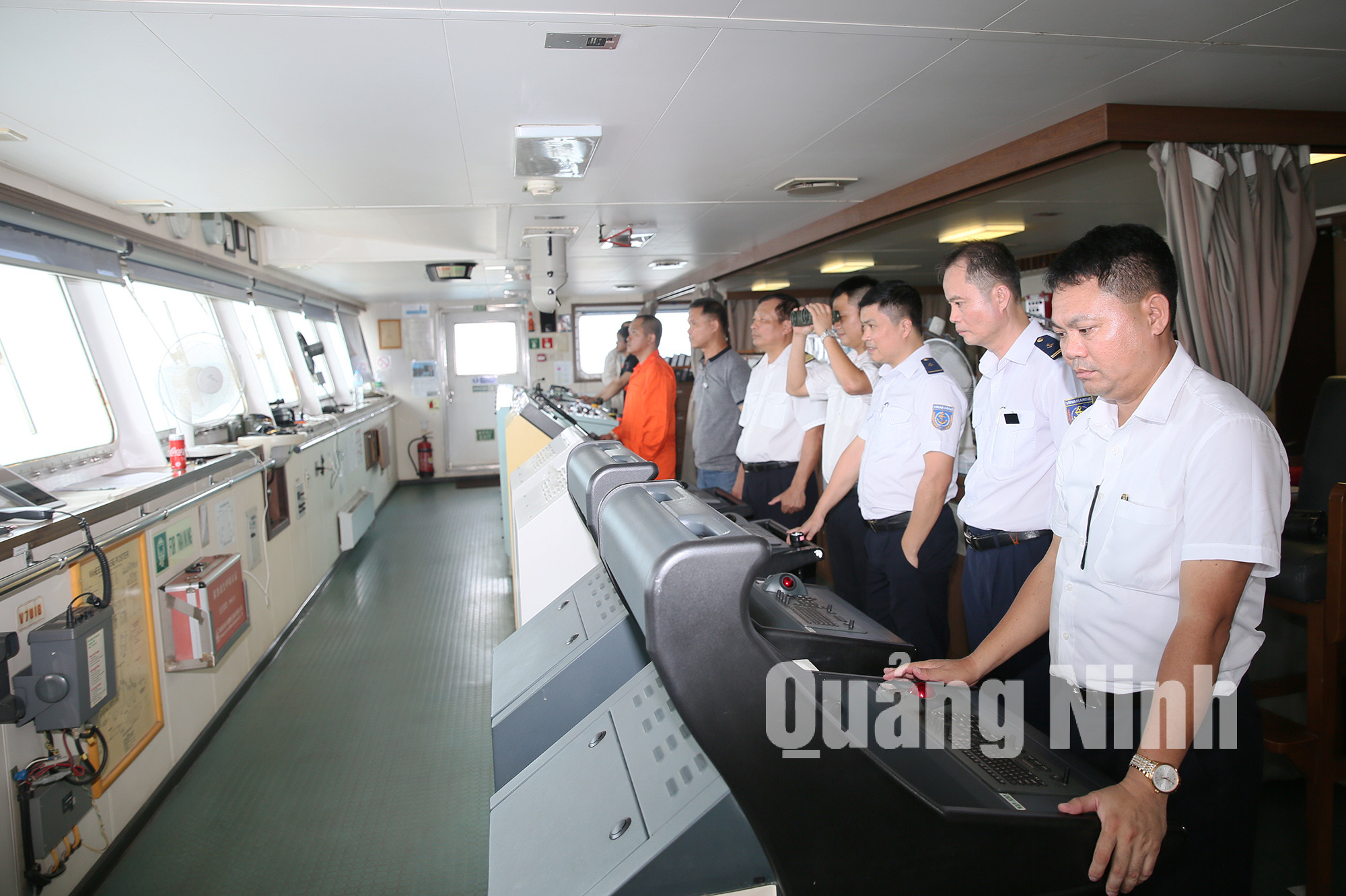 Hoa tiêu hàng hải khu vực III hướng dẫn tàu di chuyển về khu vực cảng Hòn Nét, TP Cẩm Phả (6-2019). Ảnh Đỗ Phương