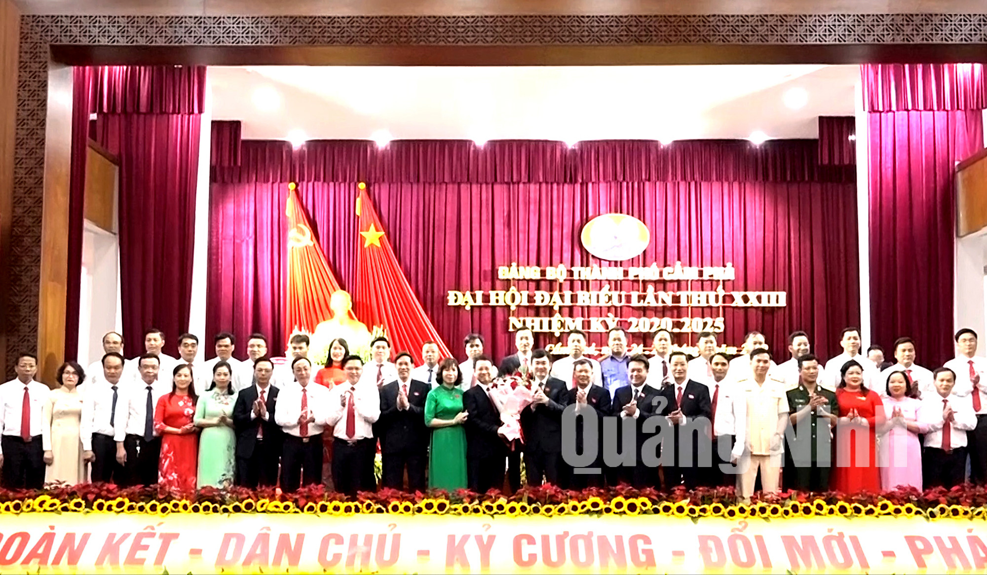 Lãnh đạo tỉnh tặng hoa chúc mừng Ban Chấp hành Đảng bộ thành phố khóa XXIII (7-2020). Ảnh: Thu Chung